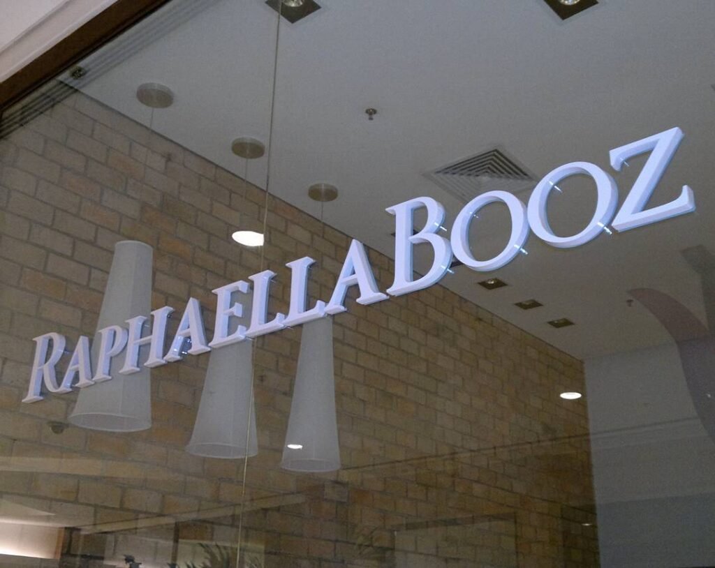 letra caixa com pintura automotiva para shopping raphaella booz
