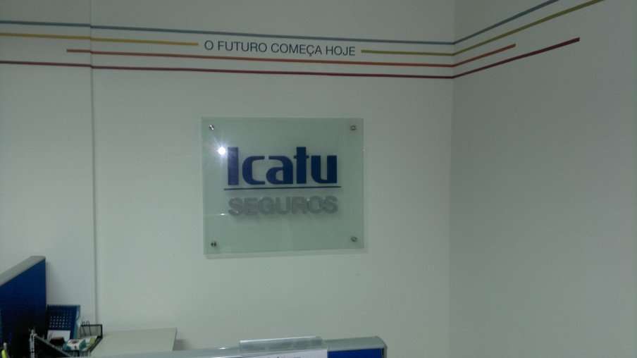 placa de vidro com letra caixa com espaçador