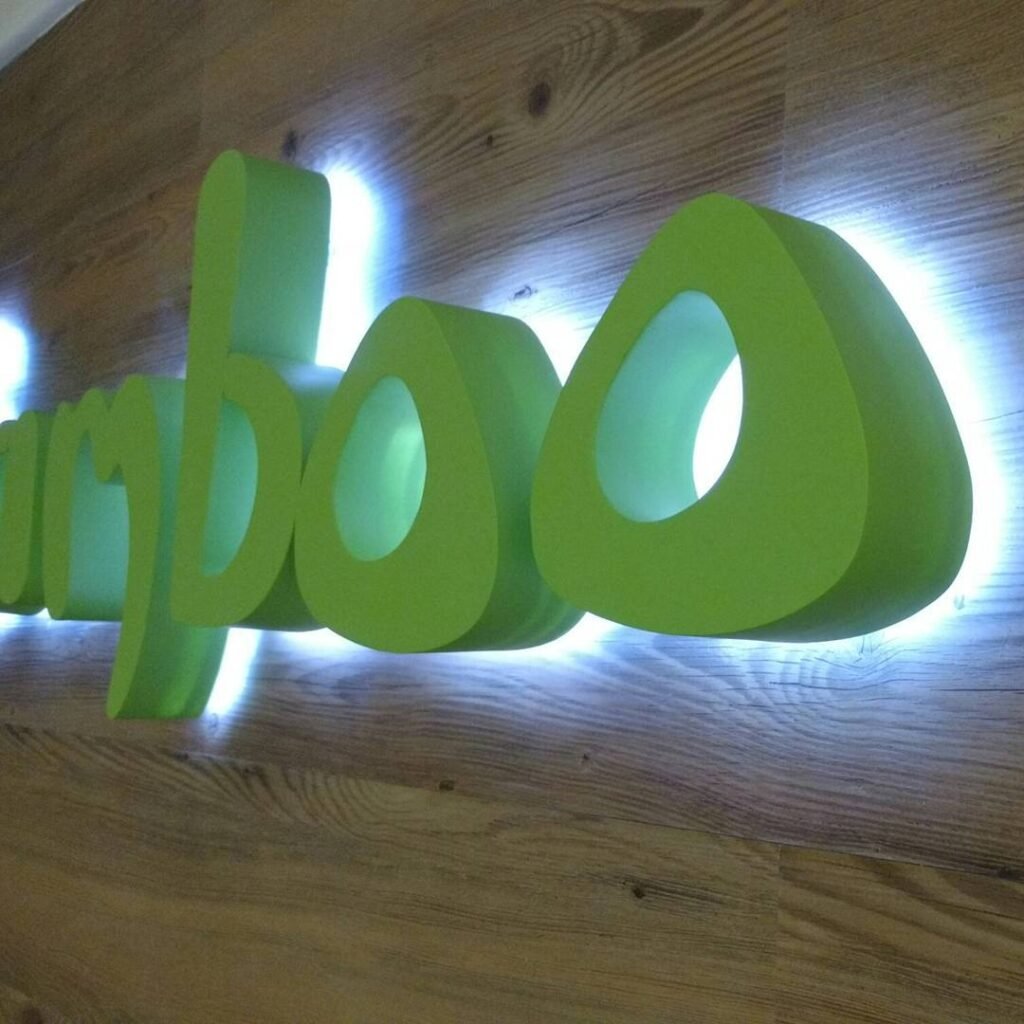 letra caixa em alto relevo bamboo com iluminaçao