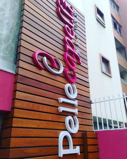 letreiro em caixa alta salao de beleza pelle capelli beauty