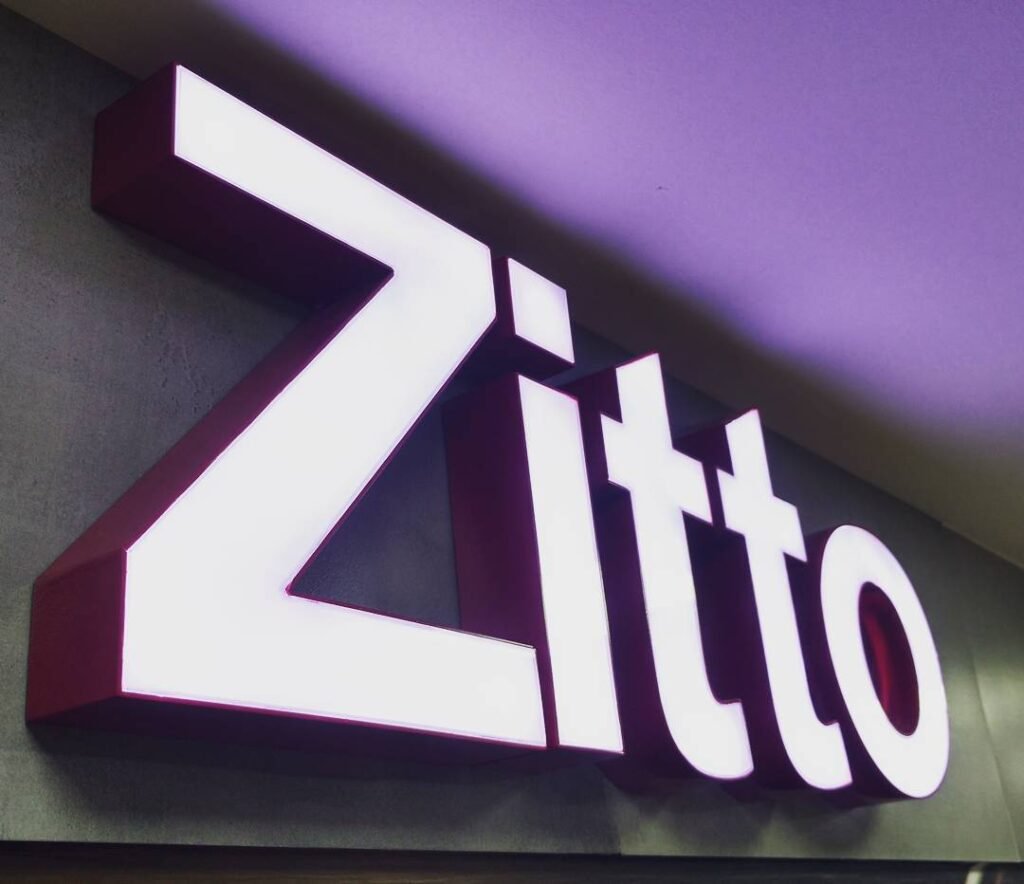 letreiro iluminado em caixa alta zitto