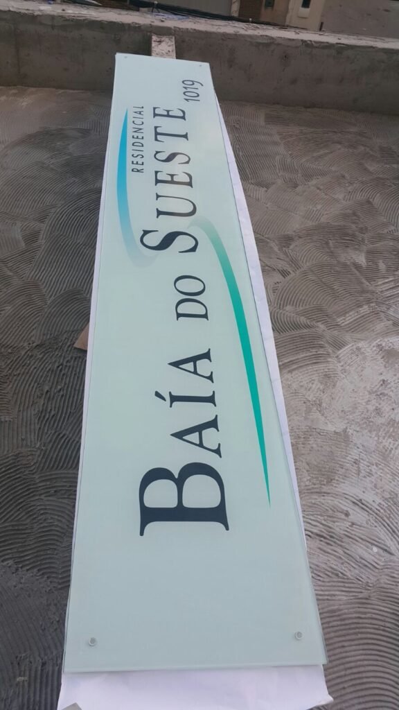 placa de vidro baia do sueste instalaçao em portaria