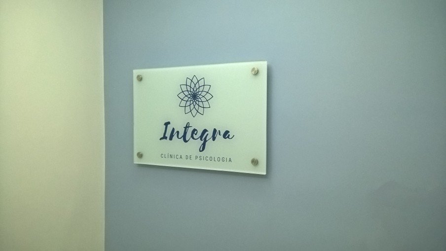 placa de vidro para clinica de psicologia
