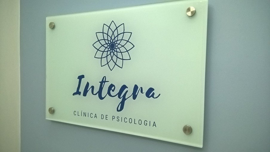 placa de vidro para consultorio de psicologia
