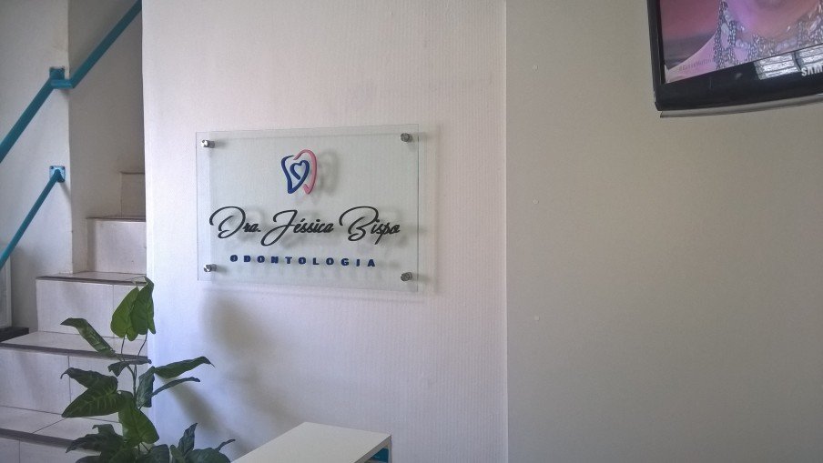 placa de vidro para recepçao de clinica